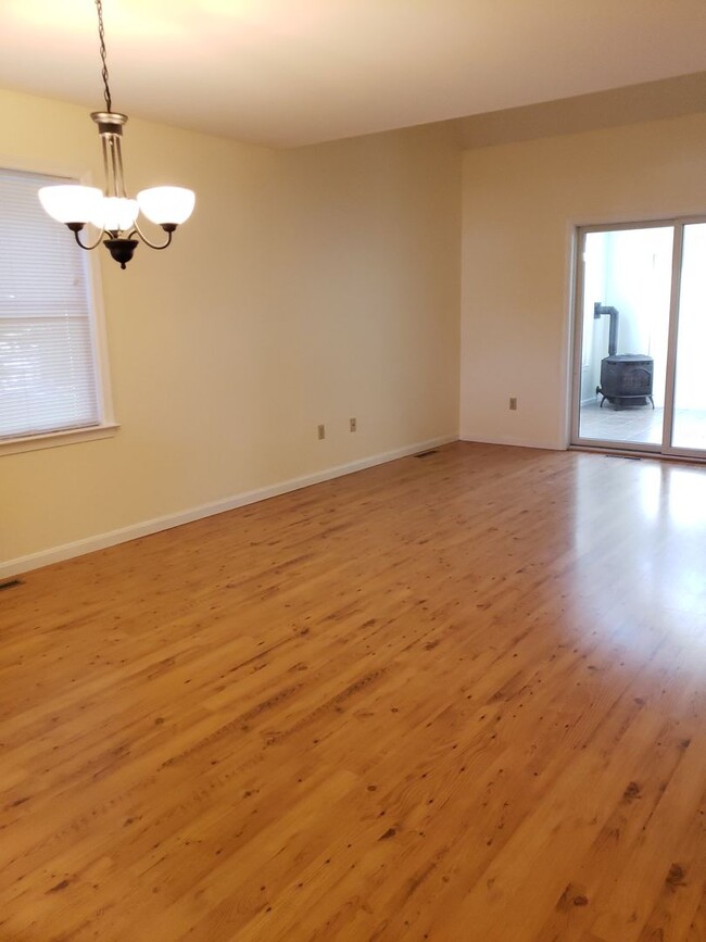 Building Photo - 3 Bedroom, 2 Bath, Sun room and 1 car gara...