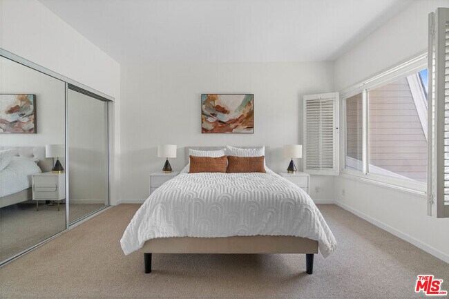 Building Photo - 13072 Maxella Ave