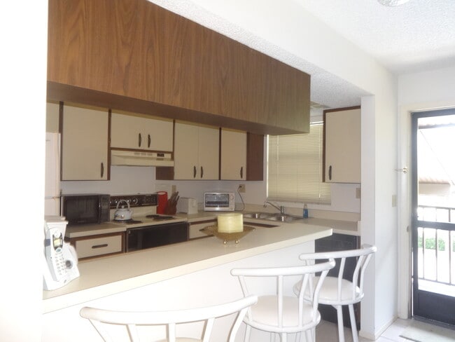 Building Photo - GREAT PRICE!  2BR/1.5 BATH - 2 month minimum rental