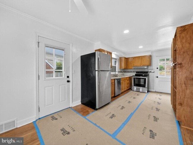 Building Photo - 10506 Lorain Ave