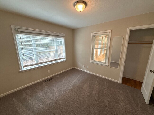 Building Photo - 4627 Thorman Ave NE
