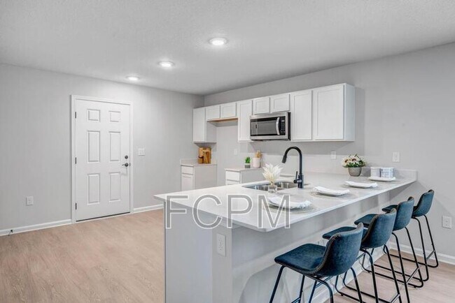 Building Photo - 5454 Amazon Ave