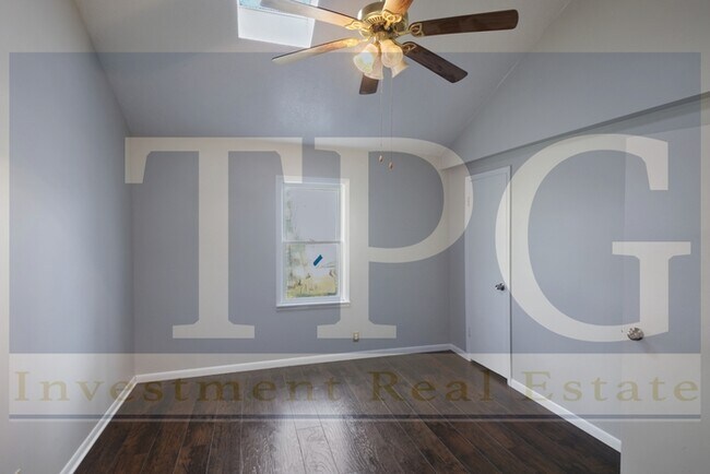 Building Photo - Newly Renovated, Pet Friendly Home in KCMO!