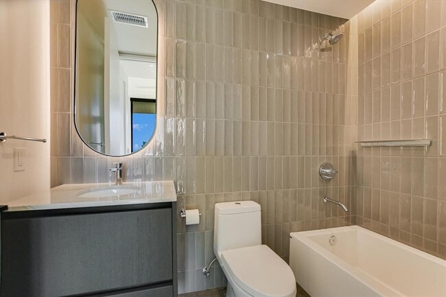 Building Photo - 610 Davis St