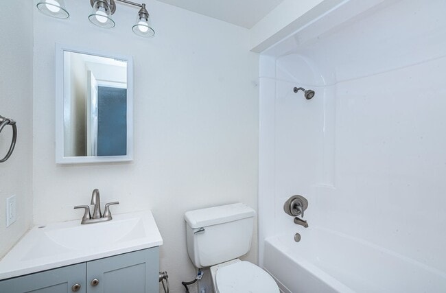 Building Photo - Modern Renovated 4BR Home in Oceanside – P...