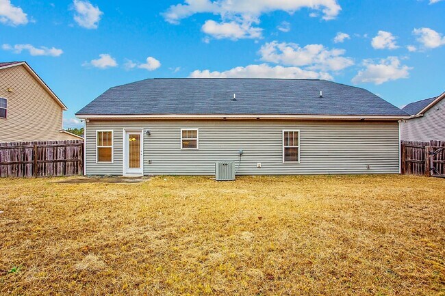 Building Photo - 3 Bedroom 2 Bathroom Nest in Raeford