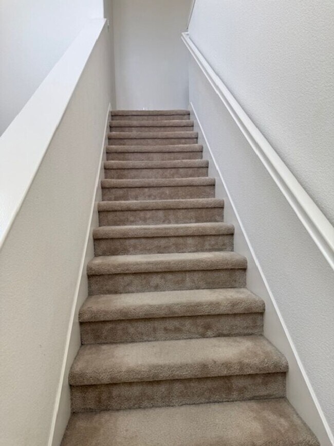 Building Photo - Home located in desirable Entrada Community!