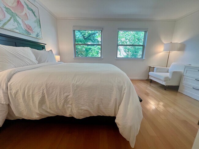 Building Photo - Luxurious 3-Bedroom Townhome in Fairmount!...