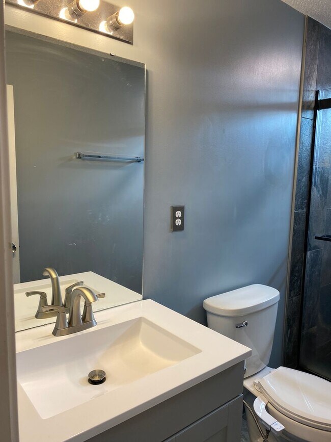 Building Photo - Beautiful 4 Bedroom