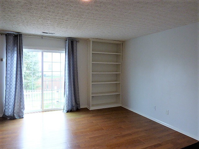 Building Photo - Brice Green 3 BR Condo!