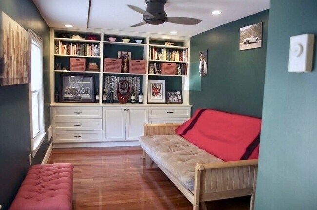 Building Photo - 11 Parker St