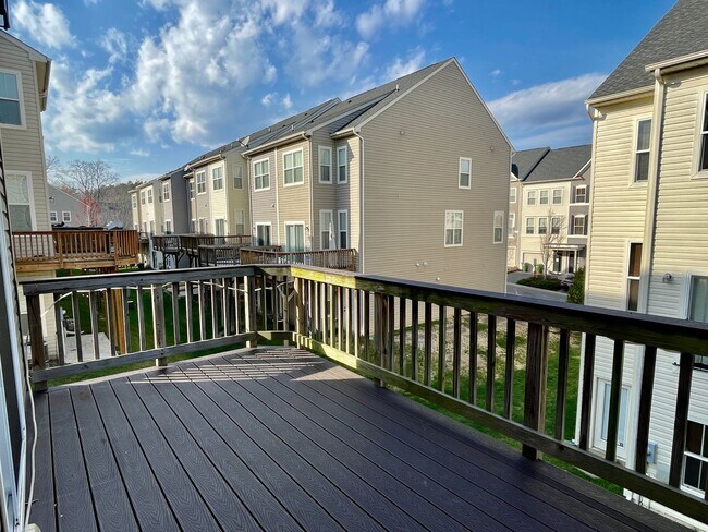 Building Photo - IMPRESSIVE STAFFORD TOWNHOUSE!
