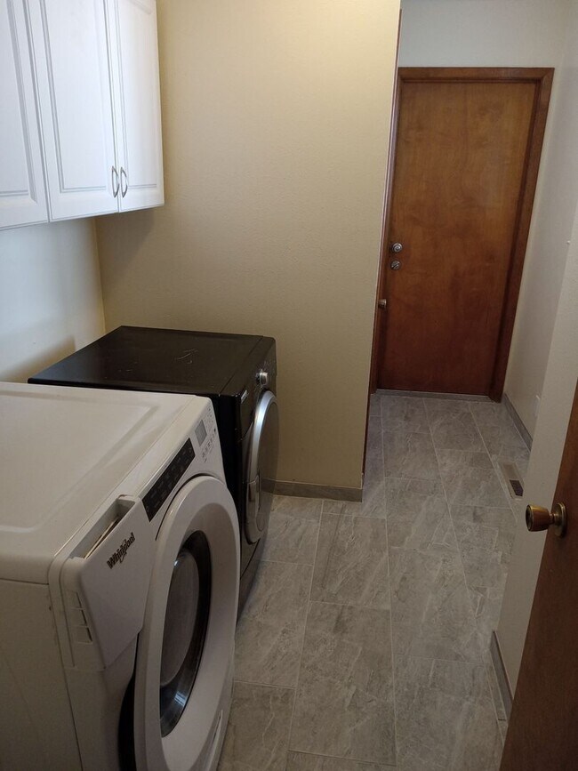 Building Photo - 4 BEDROOM 3 BATHROOM HOME IN THE VIBRANT C...