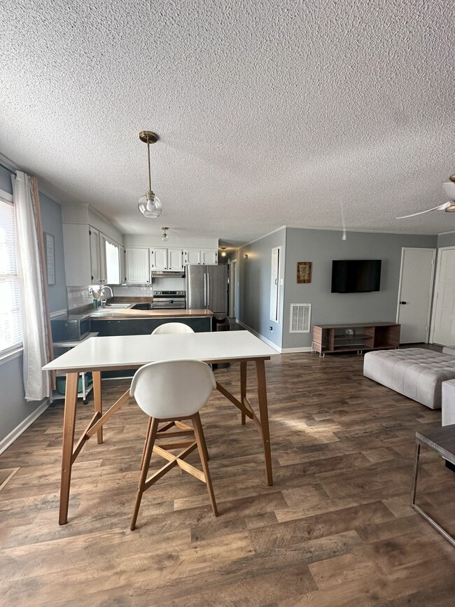 Building Photo - 400 Wesley Dr