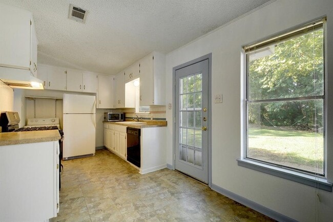 Building Photo - 4704 S Forest Dr