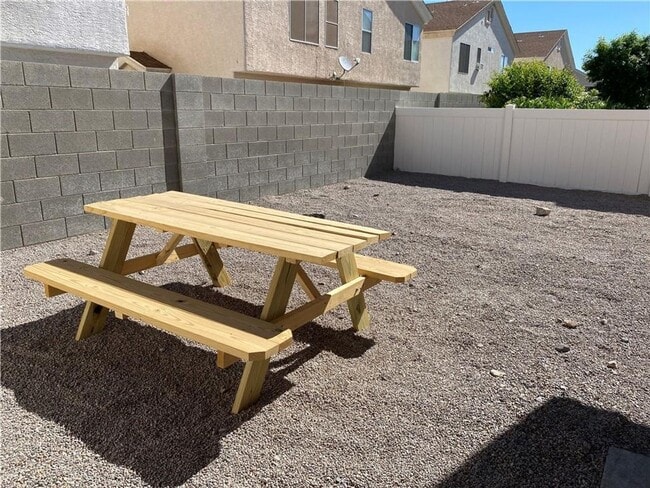 Building Photo - Delightful Henderson Condo with Large Back...