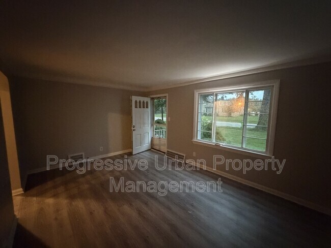 Building Photo - 380 E 260th St