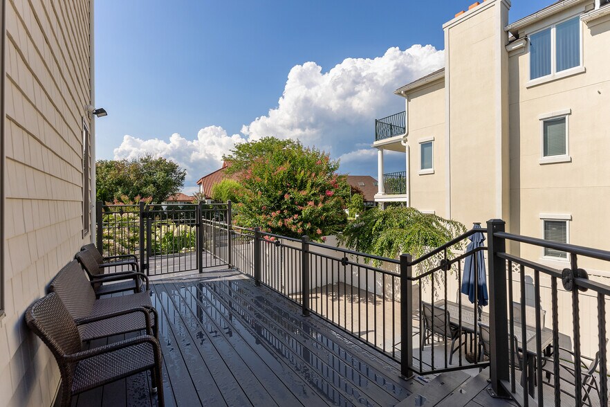 Building Photo - 7600 Bayshore Dr