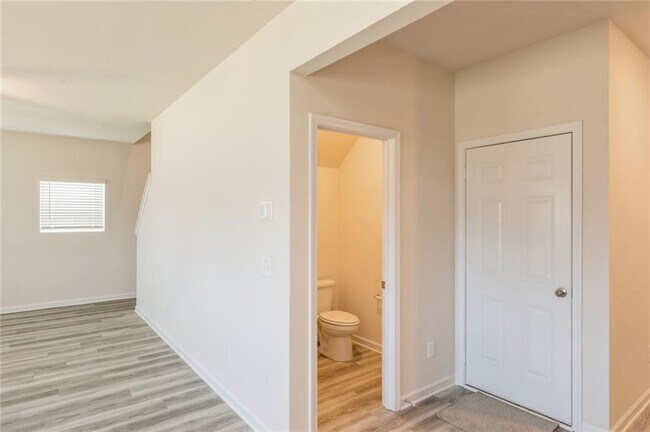 Building Photo - 625 Mackenzie Cv
