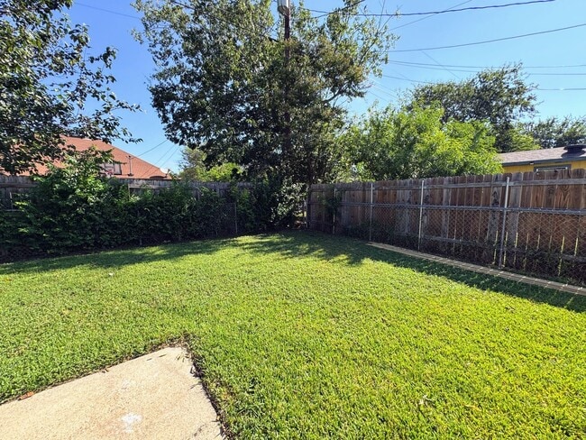 Building Photo - 2505 Windmill Dr