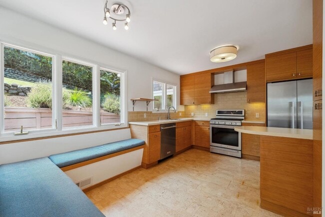 Building Photo - 125 Bayview Ave