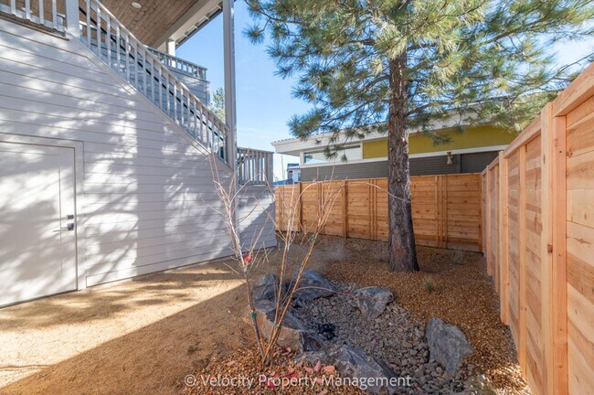 Building Photo - Brand New 1 Bedroom in Discovery West Neighborhood!