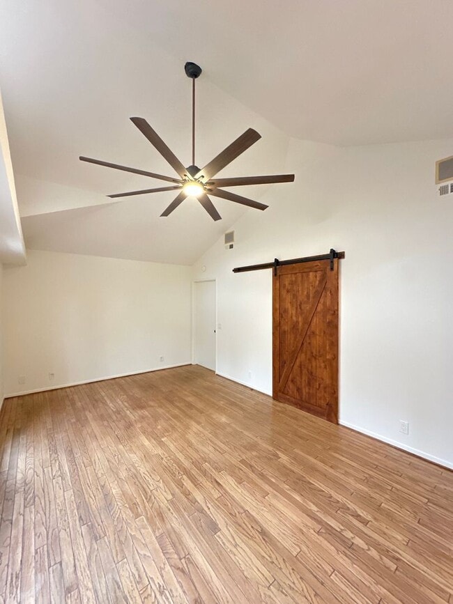 Building Photo - 3 Bedroom Irvine Home - Large Master Suite w/ Wood Floors - Beautiful!!!!!