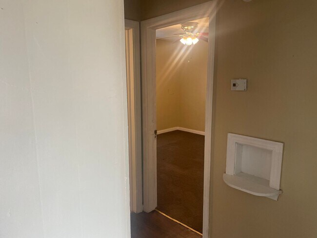 Building Photo - 2 bed 1 bath, laundry connections, large fenced yard, corner lot!