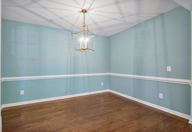 Building Photo - Stunning, Spacious 2 Bedroom Condo in Midl...