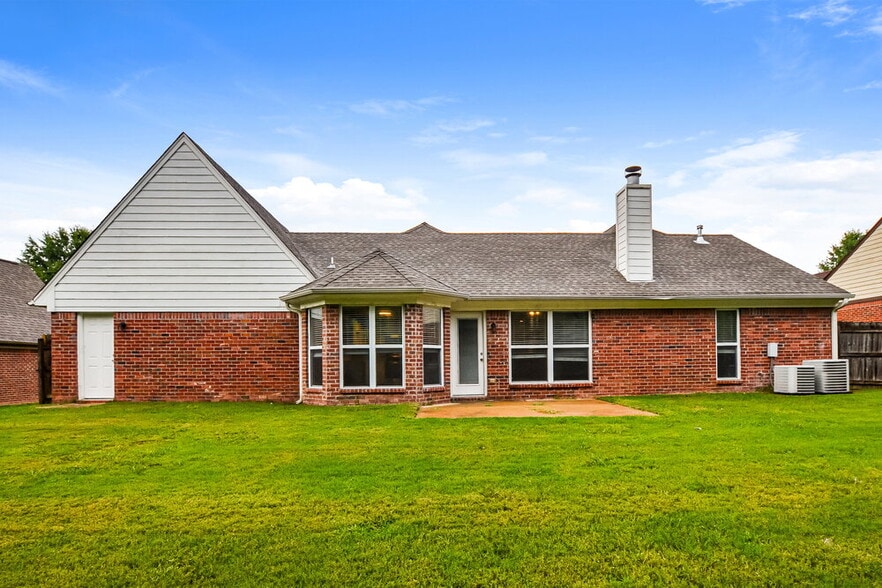 Building Photo - 13183 Sandbourne S