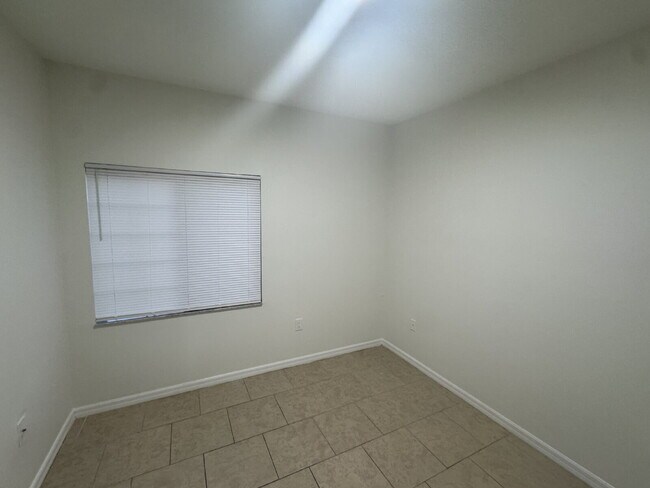 Building Photo - "Charming 3-Bed, 2-Bath Gem in Riverview –...