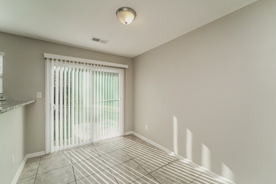 Building Photo - 2733 Fairstone Ave