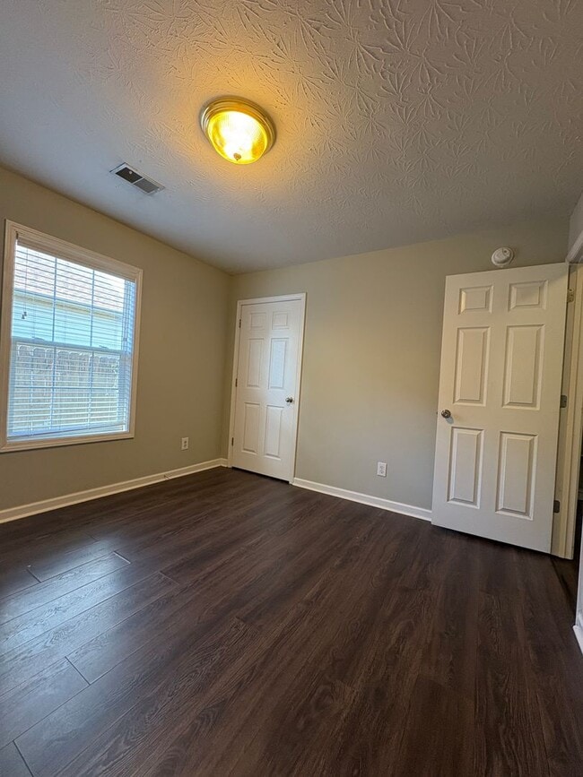 Building Photo - Spacious 3 Bed 2 Bath Home With Garage!!