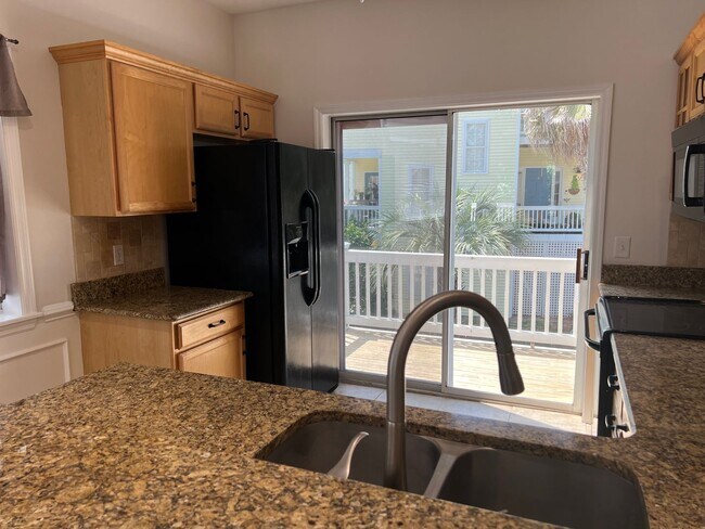 Building Photo - Beautiful Home, Mid-Island in Yacht Cove!