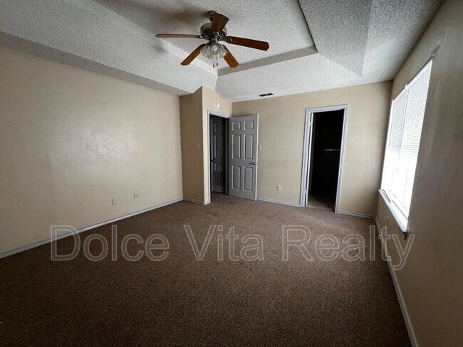 Building Photo - 4105 N 24th Ln