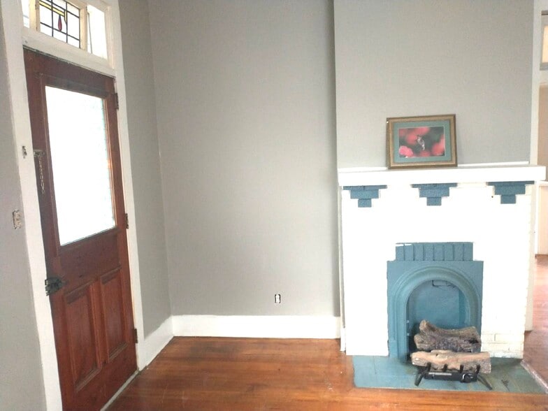 Freshly painted bedrooms - 746 Europe St