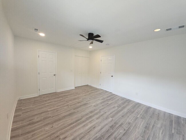 Building Photo - Beautiful 2-Bedroom, 2-Bath Gem in Peoples...