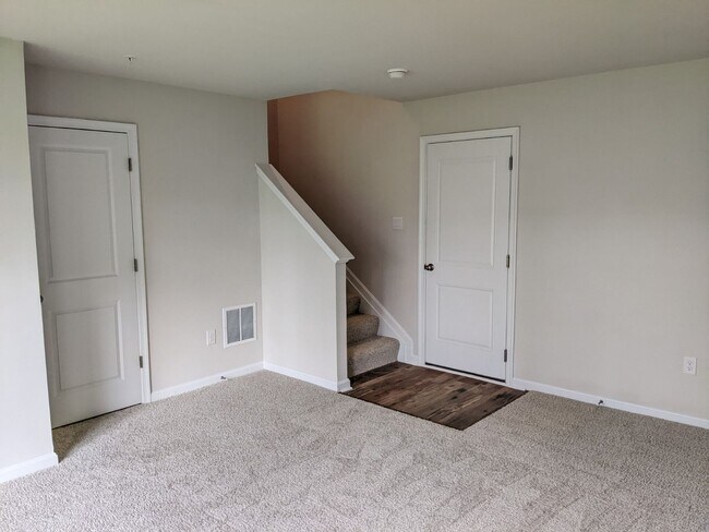 Building Photo - Three level townhouse in The Preserve at Tuscarora Creek community ready by mid September!