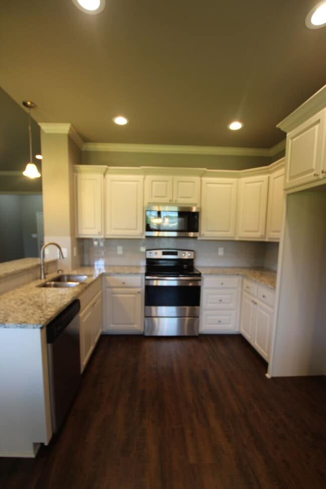 Building Photo - Beautiful 3 Bedroom 2 Bath Coming Soon in ...