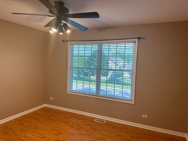 Building Photo - 5490 Fox Path Ln