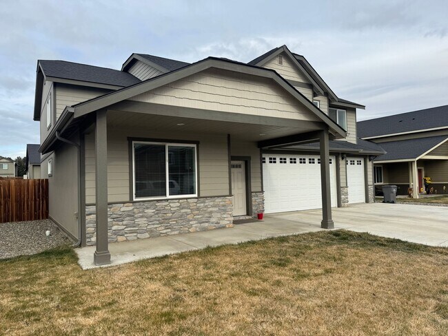 Building Photo - Spacious Vista View Home for Lease