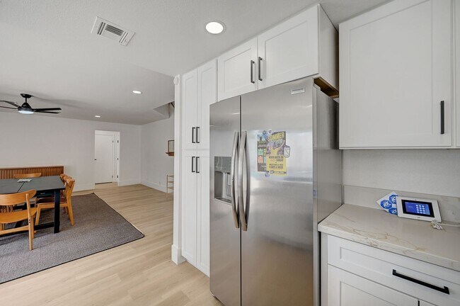 Building Photo - Furnished 4 bedroom home in the Lakes!