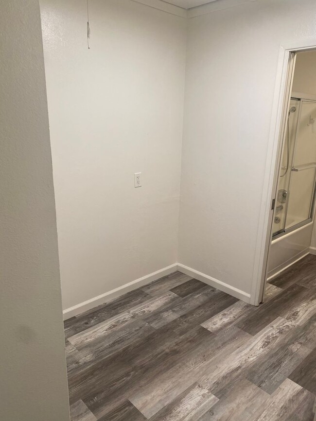 Building Photo - Newly Remodeled 2 bedroom 1 bathroom Duple...