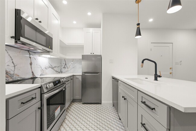 Building Photo - 808 Sul Ross St