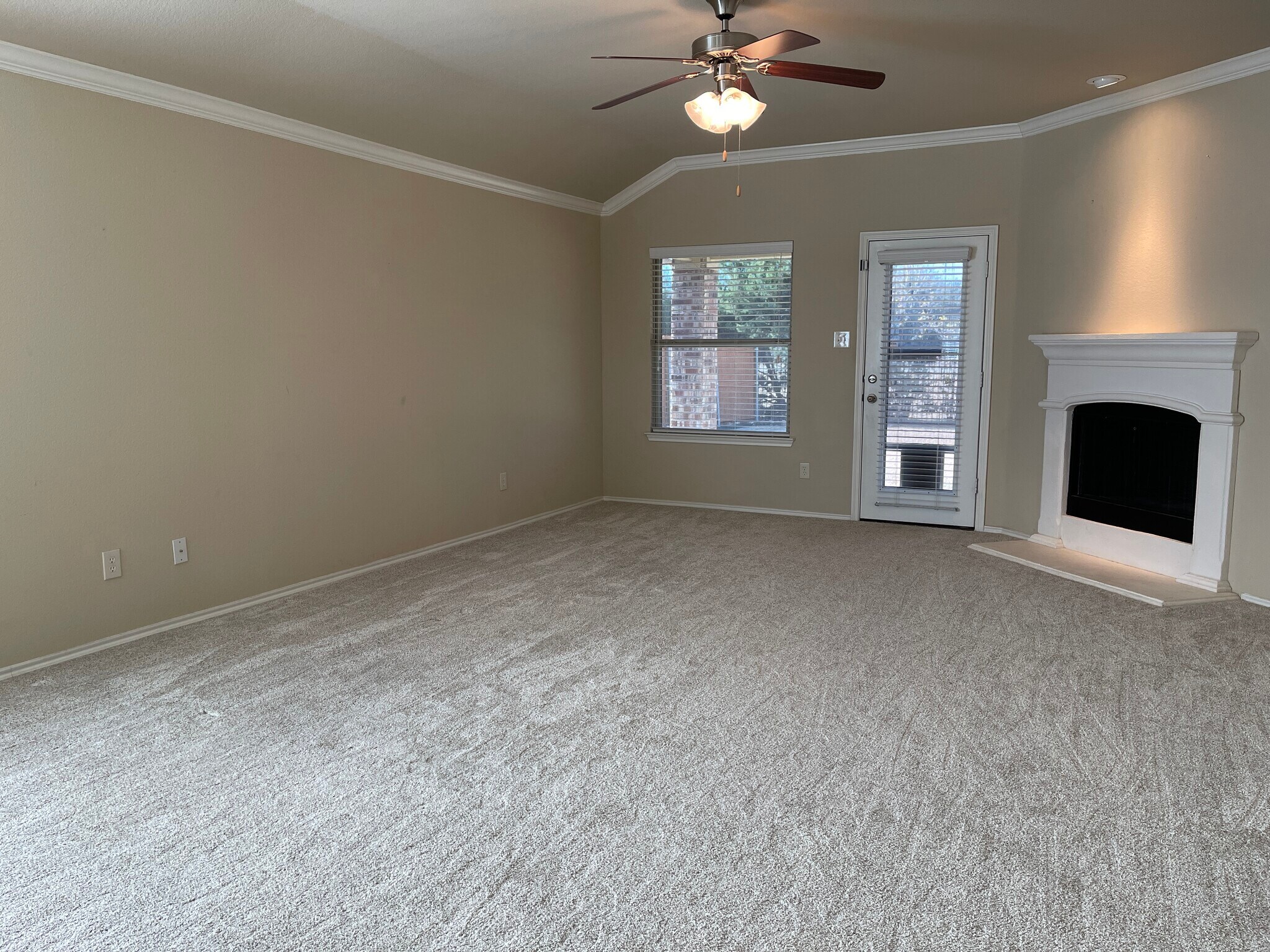 Building Photo - 840 English Ivy Dr