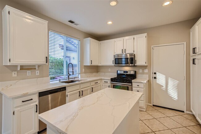 Building Photo - 4 BD/3 Ba Home with Three car attached gar...