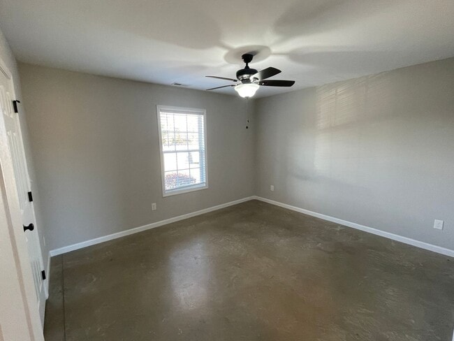 Building Photo - Available 10/7/2026! Fantastic 2 bedroom, 1 bath duplex available in Denver, NC