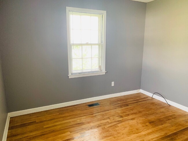 Building Photo - CUTE 3 BR, 1 BA BRICK HOME IN CONVENIENT MT OLIVE LOCATION