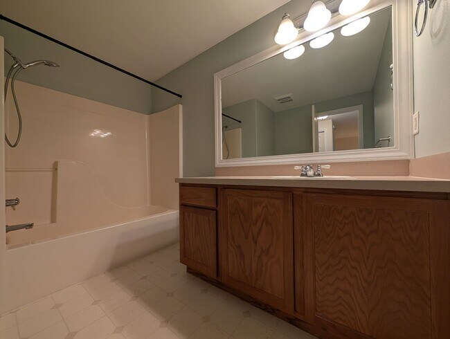 Building Photo - Spacious 3-Bedroom, 2.5-Bath Townhouse Near Churchill In Eugene!