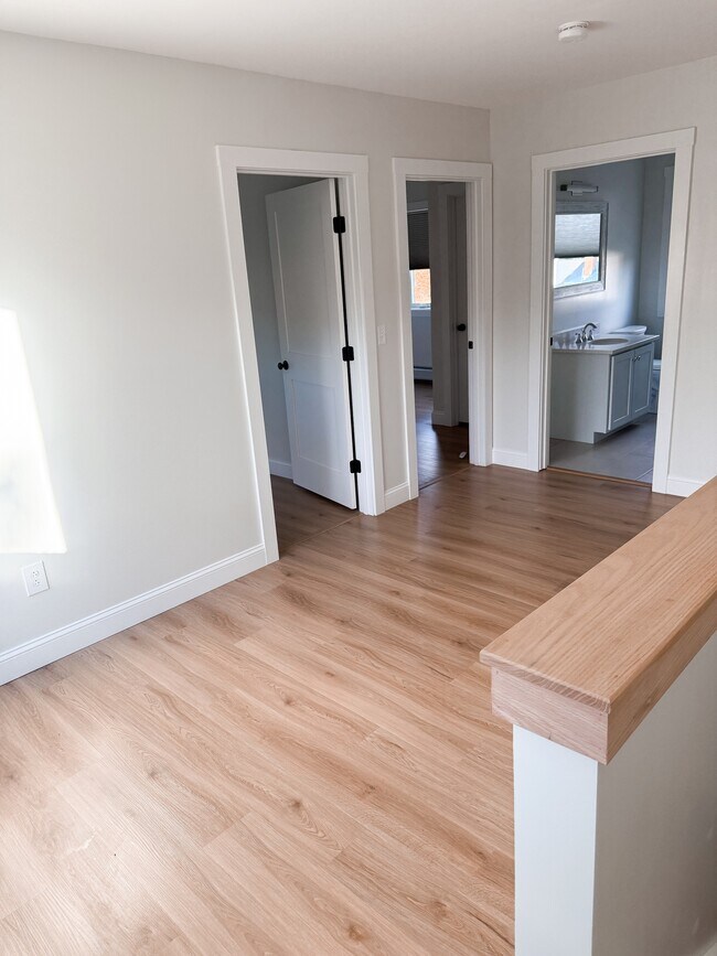 Building Photo - 959 W River Rd